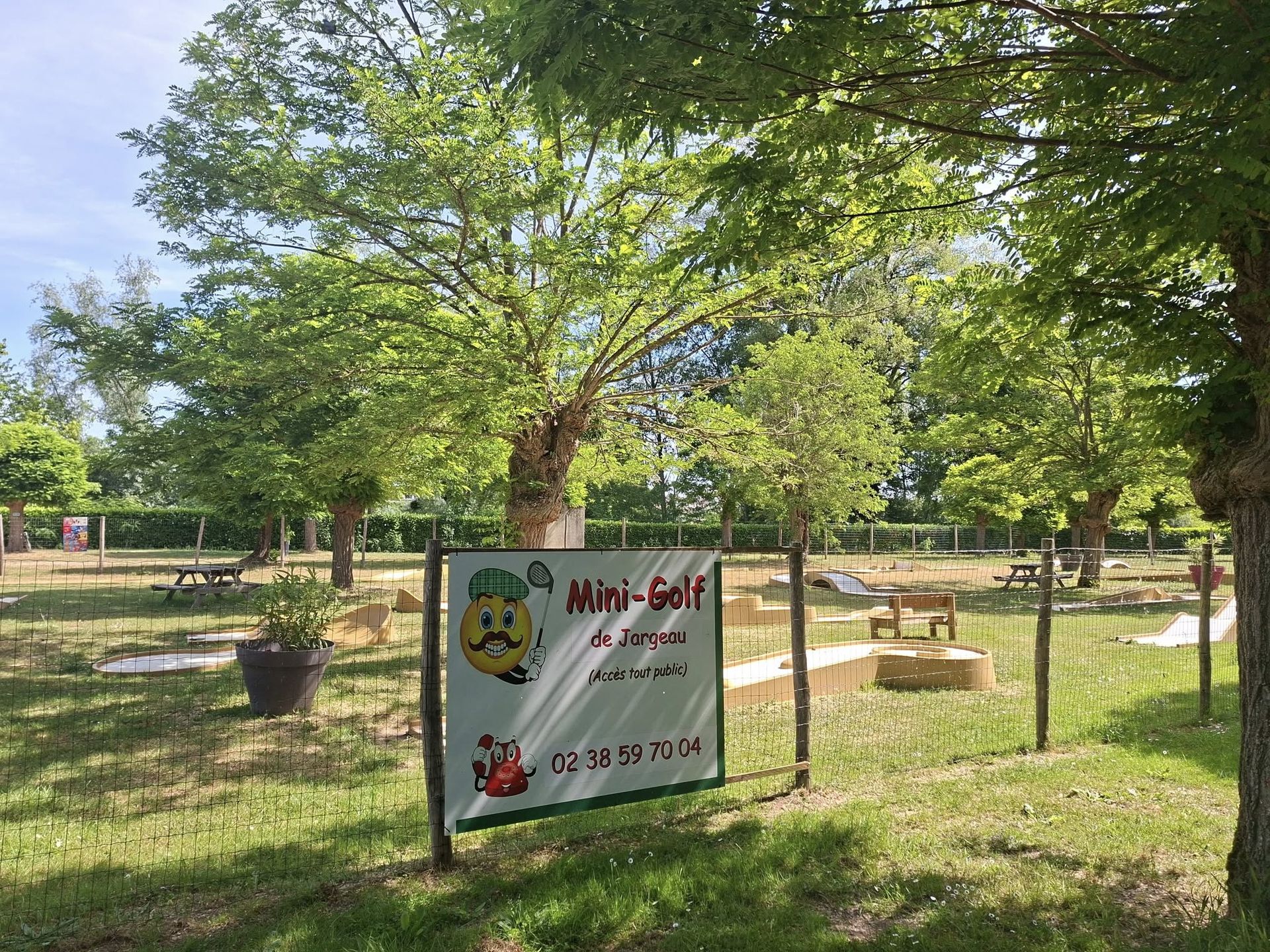Mini-Golf de Jargeau — panneau Accès tout public